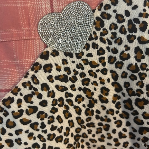 Stunning handmade pink flann shirt wi leopard print on back with red heart pin - Picture 5 of 6
